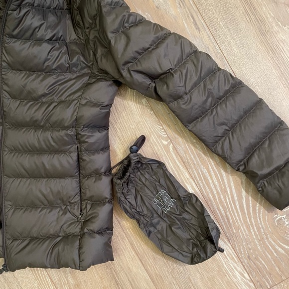 Packable Down Uniqlo Jacket in Olive - Picture 4 of 5